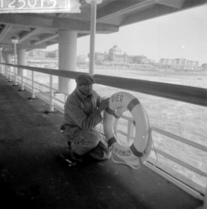 Serie over nieuwe Pier in Scheveningen Arbeider verzorgt de reddingsboeien, Bestanddeelnr 912-5013