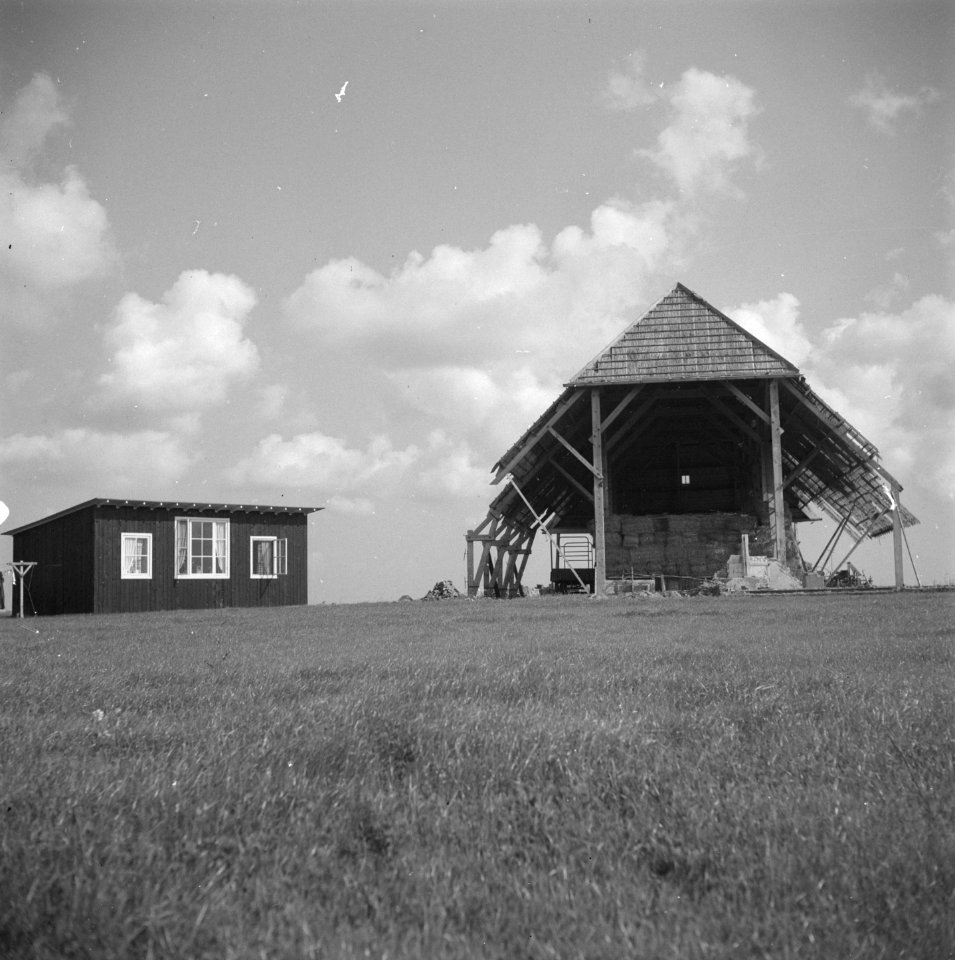 Serie Wieringermeer. Vernielde schuur met links een noodwoning., Bestanddeelnr 901-9013