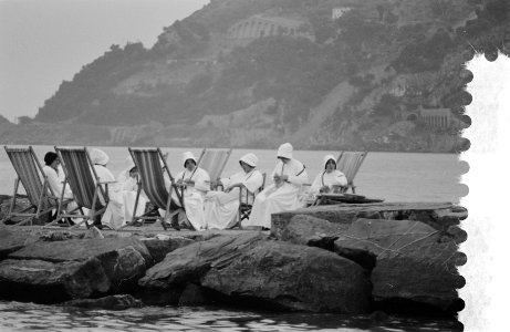 Serie nonnen op het strand in Italie, Bestanddeelnr 910-6080