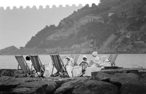 Serie nonnen op het strand in Italie, Bestanddeelnr 910-6077