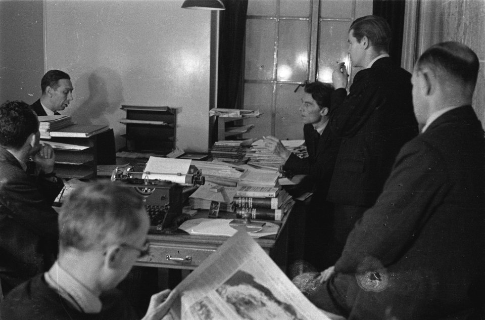 Serie Radio Oranje redactiebijeenkomst Links achterin H.J. van den Broek De, Bestanddeelnr 935-1982