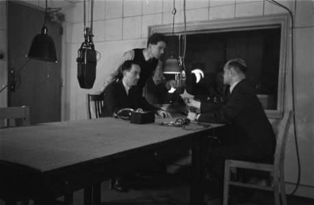 Serie Radio Oranje L. de Jong, A den Doolaard en G. Sluizer gezamenlijk in d, Bestanddeelnr 935-1978