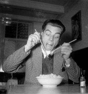Serie rijst eten met stokjes (auteur Consenheim), Bestanddeelnr 905-3371