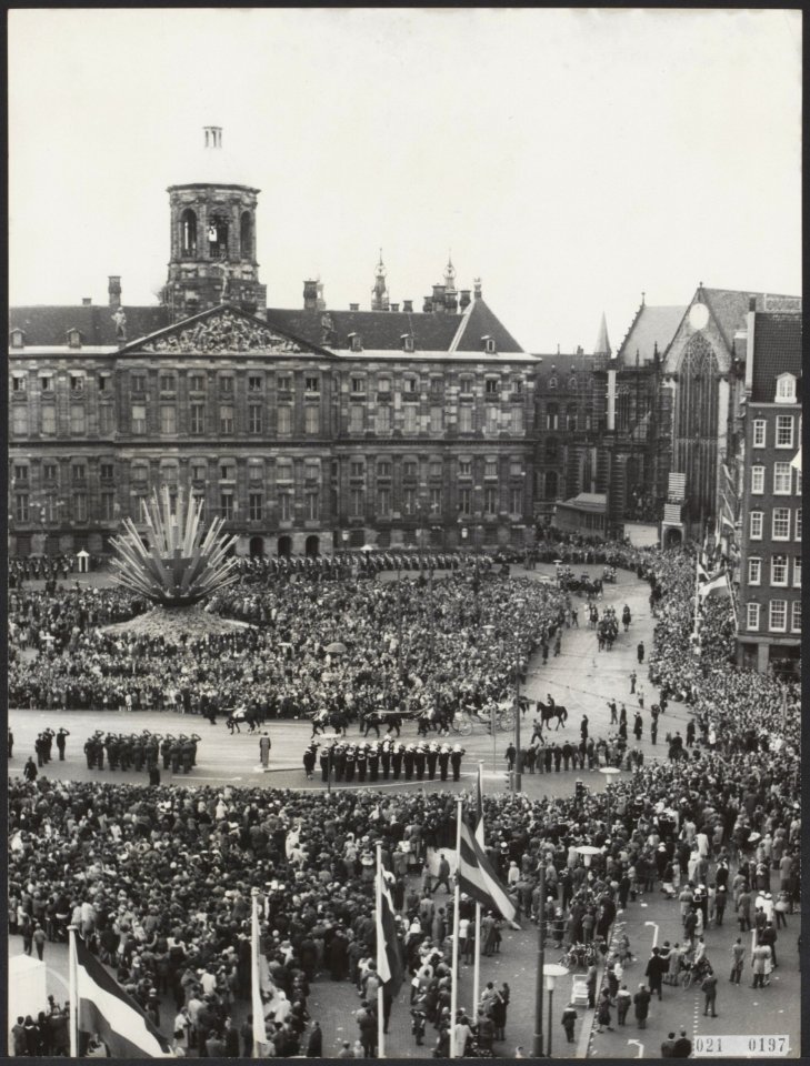 Serie Viering 25-jarig huwelijksfeest Juliana en Bernhard. Rijtoer door de stra, Bestanddeelnr 021-0197