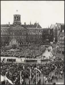 Serie Viering 25-jarig huwelijksfeest Juliana en Bernhard. Rijtoer door de stra, Bestanddeelnr 021-0197