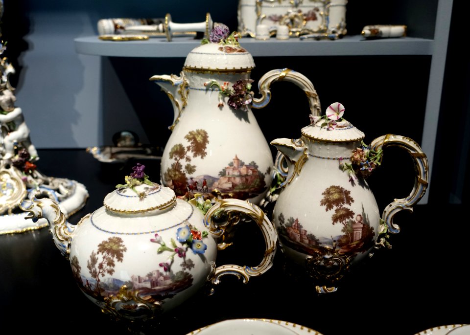 Service with the Martinelli-Giovanelli arms, by Gottlieb Friedrich Riedel, 1762-1763, Ludwigsburg porcelain - Landesmuseum Württemberg - Stuttgart, Germany - DSC03186