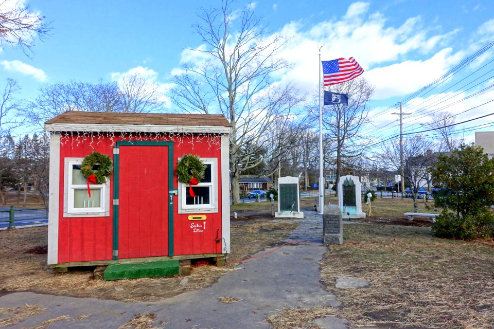 Santa and the War Memorials - Norton, Massachusetts - DSC03627