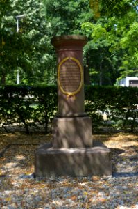 Seulberg, Hardtwaldallee 28, Gedenksäule