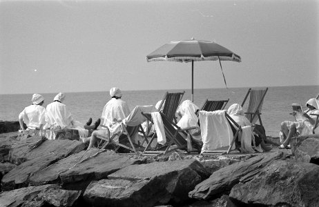Serie nonnen op het strand in Italie, Bestanddeelnr 910-6078