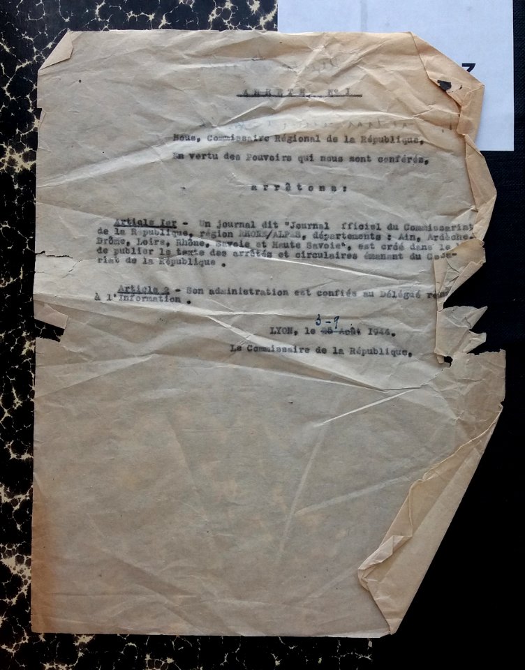 Services des archives départementales du Rhône - papier pelure abîmé