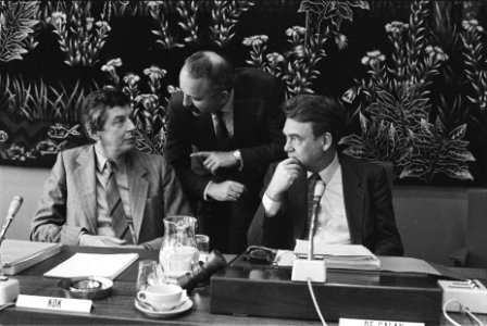 SER-vergadering v.l.n.r. Wim Kok , Halberstadt en De Galan, Bestanddeelnr 932-9476