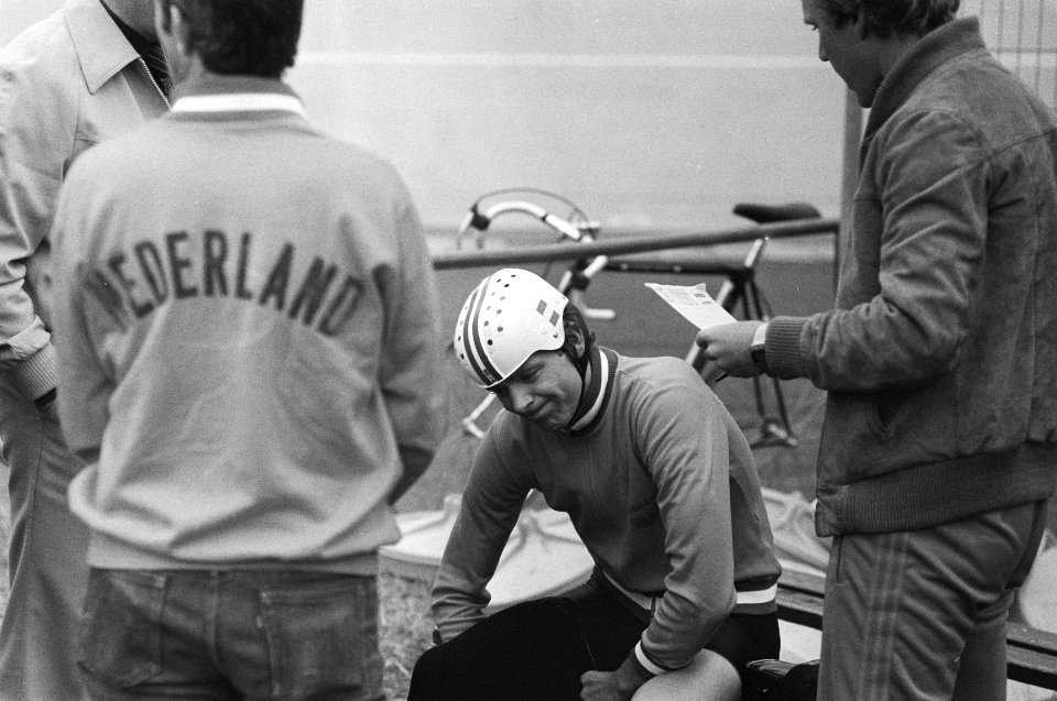 Series achtervolging heren amateurs een teleurgestelde Dick van Egmond, Bestanddeelnr 930-4131