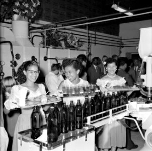 Serveersters in de Surinaamse Brouwerij N.V. bij de opening, Bestanddeelnr 252-4311