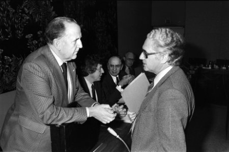 SER-vergadering over het aardgasbeleid VNO-voorzitter Van Veen (l) in gesprek m, Bestanddeelnr 932-5055