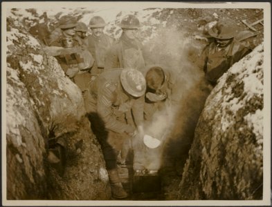 Serving the stew in the trenches., Bestanddeelnr 158-1868