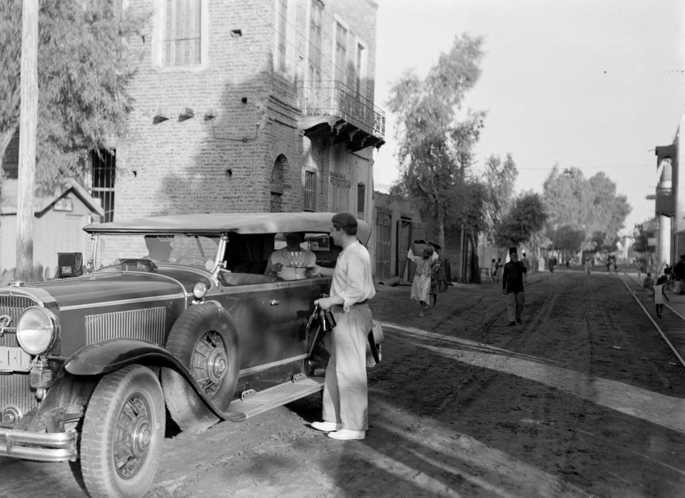 Serveren van een limonade in de auto, Bestanddeelnr 191-0115