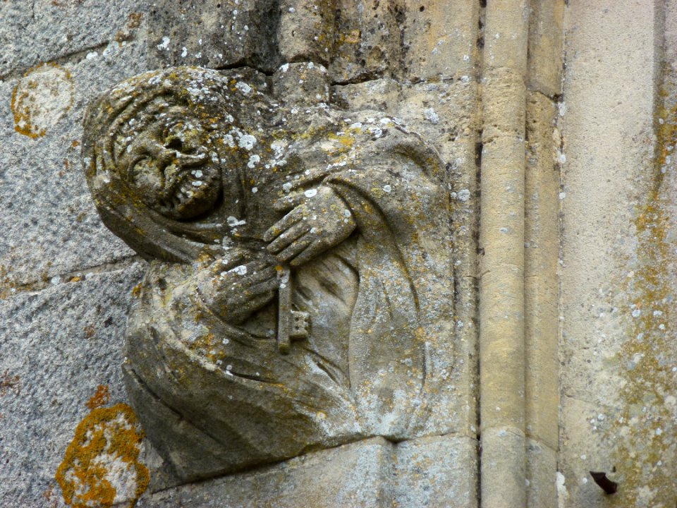 Seuil (Ardennes) église, sculpture à gauche de la porte