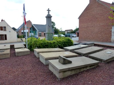 Serques (Pas-de-Calais) tombes de guerre autour du mon aux morts cimetière