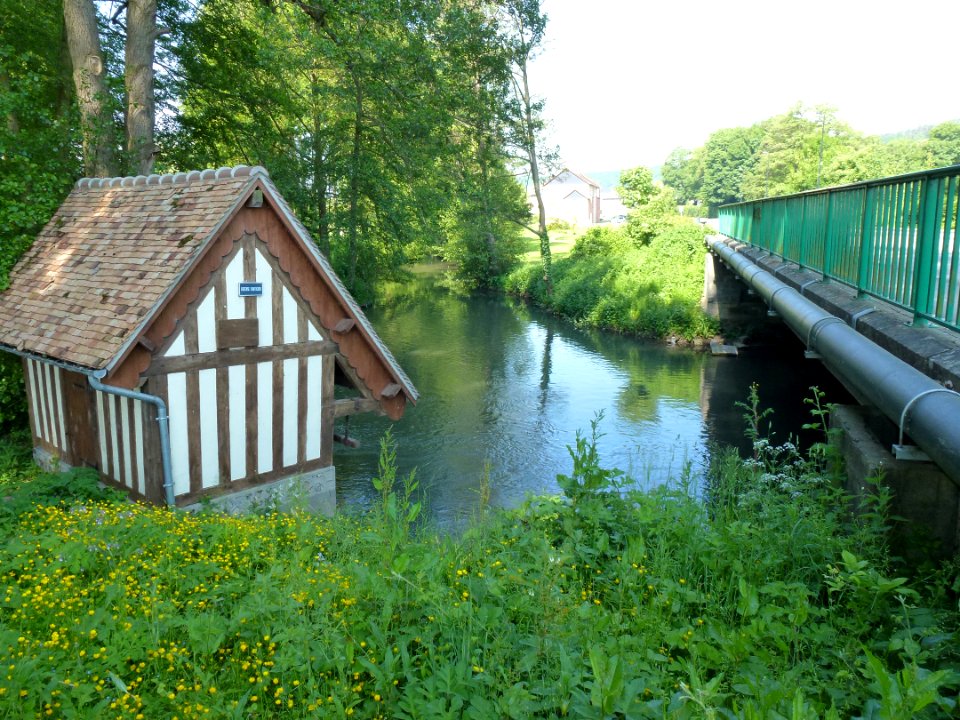 Serquigny (Eure, Fr) lavoir et pont sur la Charentonne