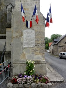 Sermoise (Aisne) monument aux morts (vue latérale)