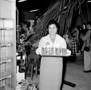 Serveerster in de Surinaamse Brouwerij N.V. bij de opening, Bestanddeelnr 252-4312