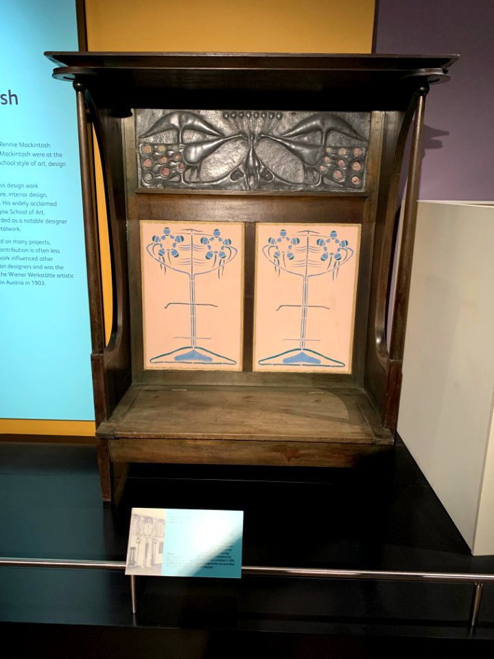 Settle, part of the Mackintosh exhibit, Vienna Secesson exhibition 1900, photo 2