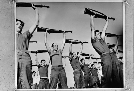 Serie Training in Camp Lejeune voor Nederlandse mariniers. Gymnastiek met geweer, Bestanddeelnr 934-7958