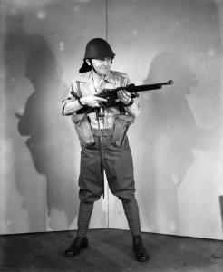 Serie studiofoto's met man in militaire uitrusting van het KNIL, Bestanddeelnr 935-1888