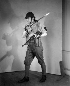 Serie studiofoto's met man in militaire uitrusting van het KNIL, Bestanddeelnr 935-1884