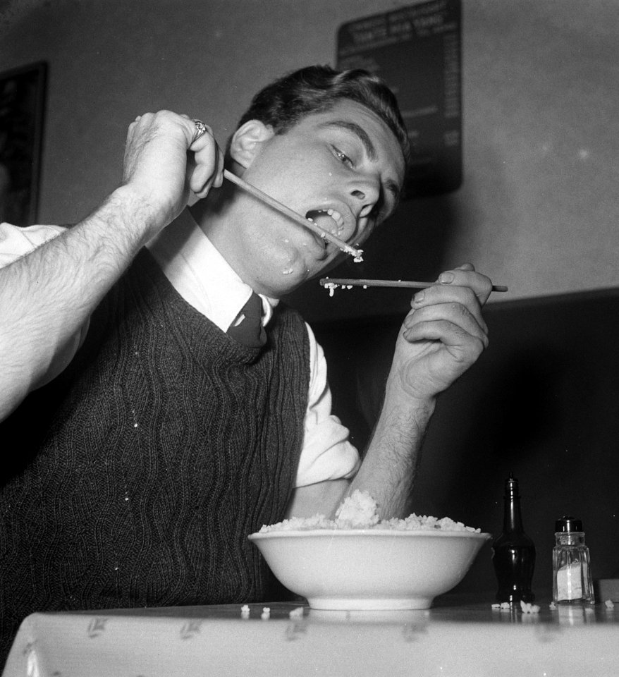 Serie rijst eten met stokjes (auteur Consenheim), Bestanddeelnr 905-3373