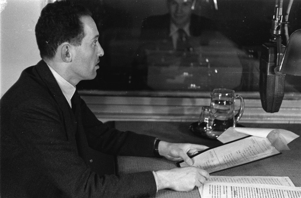 Serie Radio Oranje L. de Jong in de studio, Bestanddeelnr 935-1980