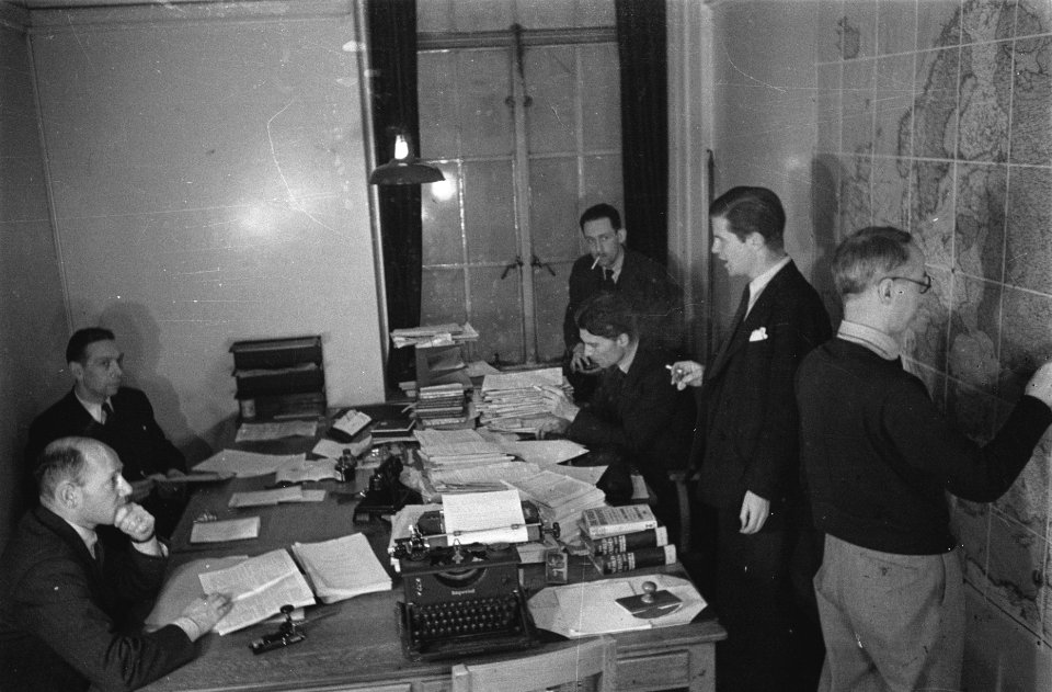 Serie Radio Oranje redactiebijeenkomst Links H.J. van den Broek De Rotterda, Bestanddeelnr 935-1983