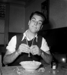 Serie rijst eten met stokjes (auteur Consenheim), Bestanddeelnr 905-3374