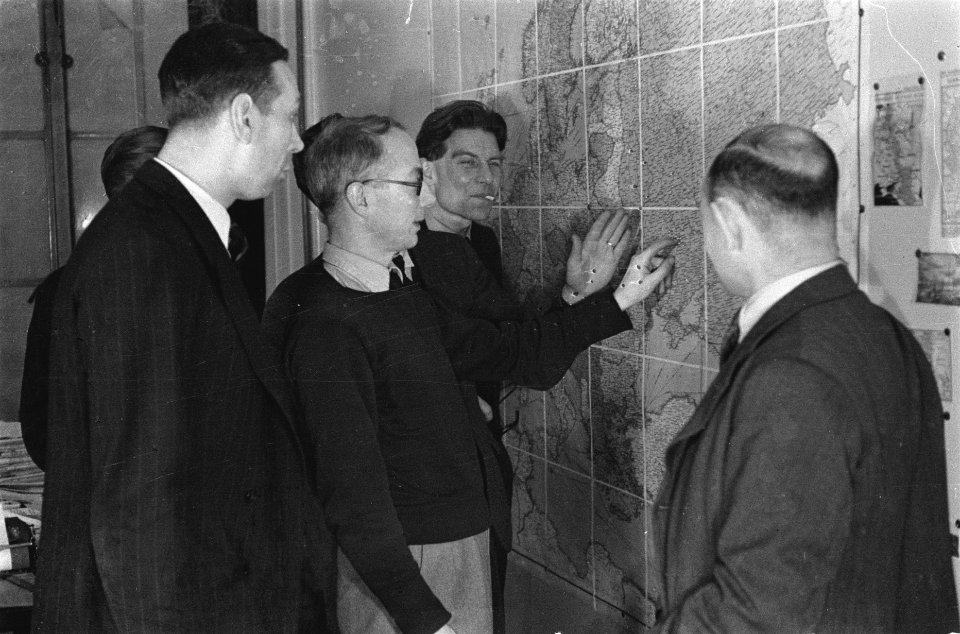 Serie Radio Oranje H.J. van den Broek De Rotterdamer, H. Sandberg, L.de Jon, Bestanddeelnr 935-1984