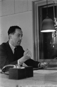 Serie Radio Oranje Redacteur L. de Jong aan de microfoon, Bestanddeelnr 935-1977