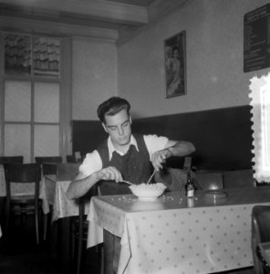 Serie rijst eten met stokjes (auteur Consenheim), Bestanddeelnr 905-3372