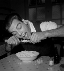 Serie rijst eten met stokjes (auteur Consenheim), Bestanddeelnr 905-3376
