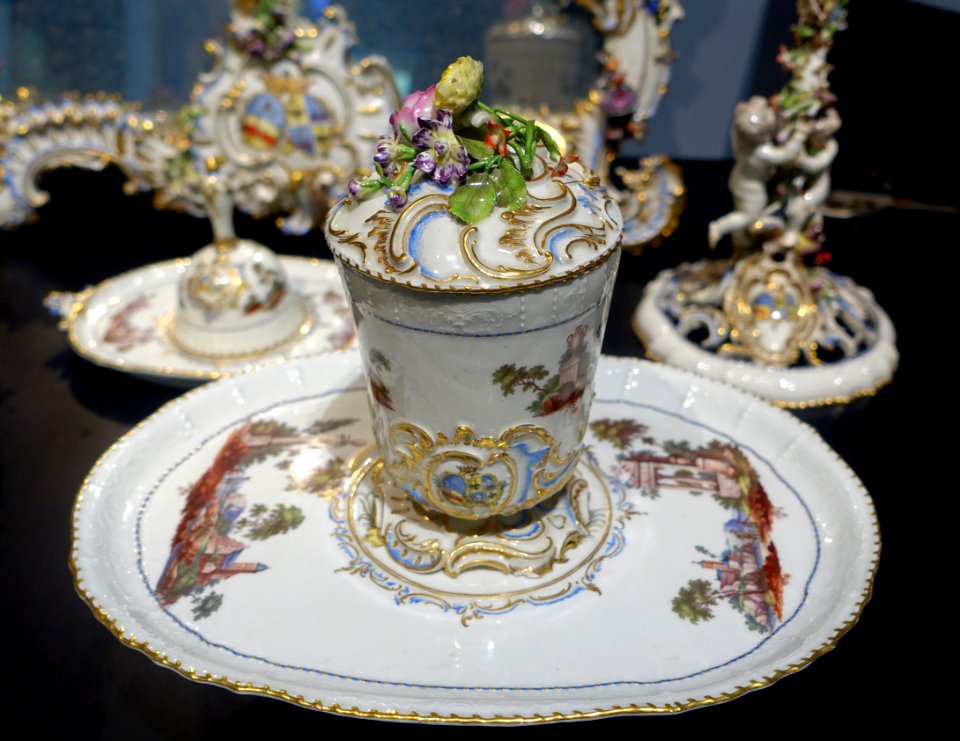 Service with the Martinelli-Giovanelli arms, by Gottlieb Friedrich Riedel, 1762-1763, Ludwigsburg porcelain - Landesmuseum Württemberg - Stuttgart, Germany - DSC03187