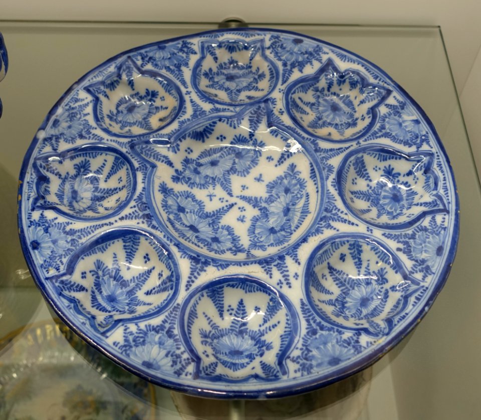 Serving plate with scallop-shaped compartments and decoration of flowers and leaves, Nuremberg, c. 1730-1740, earthenware - Stadtmuseum Fembohaus - Nuremberg, Germany - DSC02303