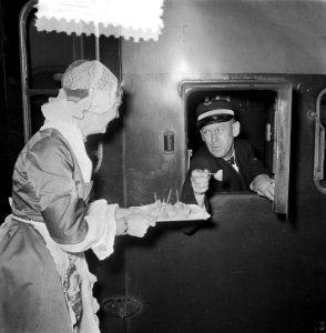 Servering beschuit met kaas door 2 dames in Kaas-express Amsterdam-Alkmaar, Bestanddeelnr 905-8333