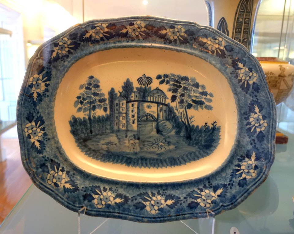 Serving dish, c. 1822-1850, faience - Fábrica de Miragaia - Museu Nacional de Soares dos Reis - Porto, Portugal - DSC00441