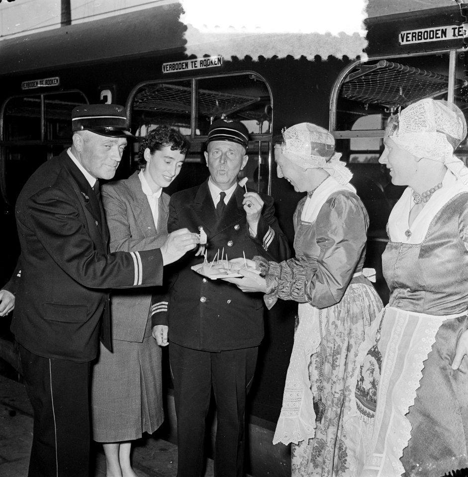 Servering beschuit met kaas door 2 dames in Kaas-express Amsterdam-Alkmaar, Bestanddeelnr 905-8330