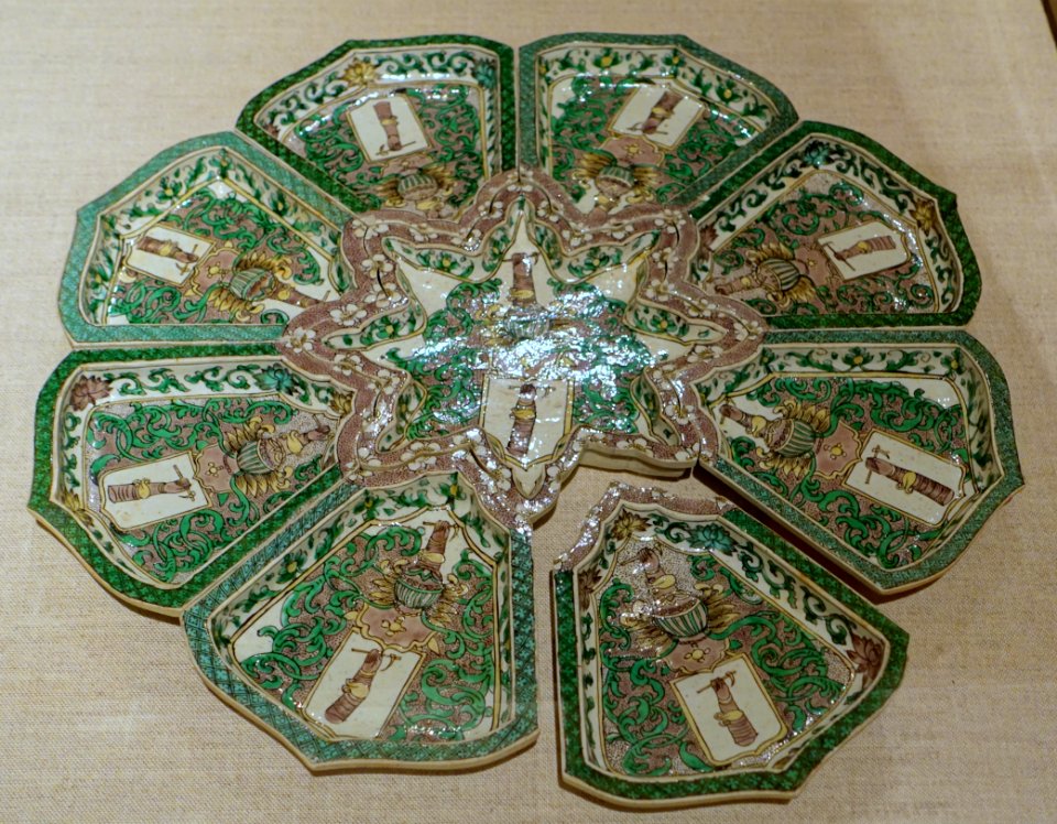Set of dishes with the arms of Johannes Camphuys, China, Jingdezhen, 1671-1690 AD, porcelain - Peabody Essex Museum - DSC07690