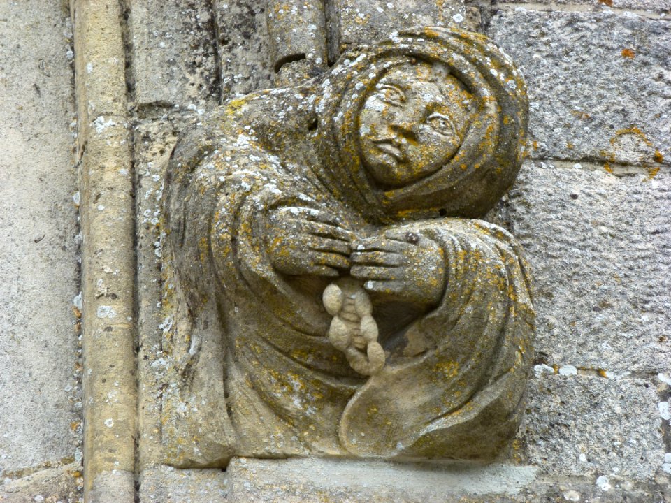 Seuil (Ardennes) église, sculpture à droite de la porte