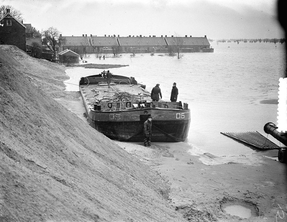 Serie Dijkherstel Papendrecht door aannemersbedrijf J.M. Dekker en Zn., na Wate, Bestanddeelnr 905-5398