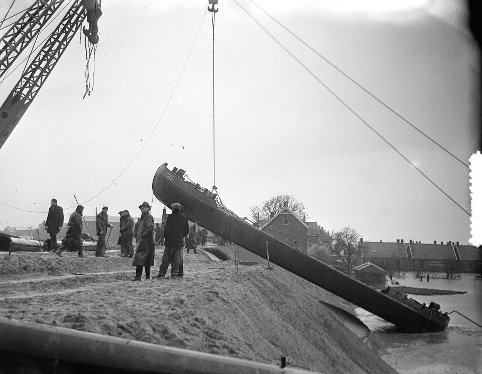 Serie Dijkherstel Papendrecht door aannemersbedrijf J.M. Dekker en Zn., na Wate, Bestanddeelnr 905-5410