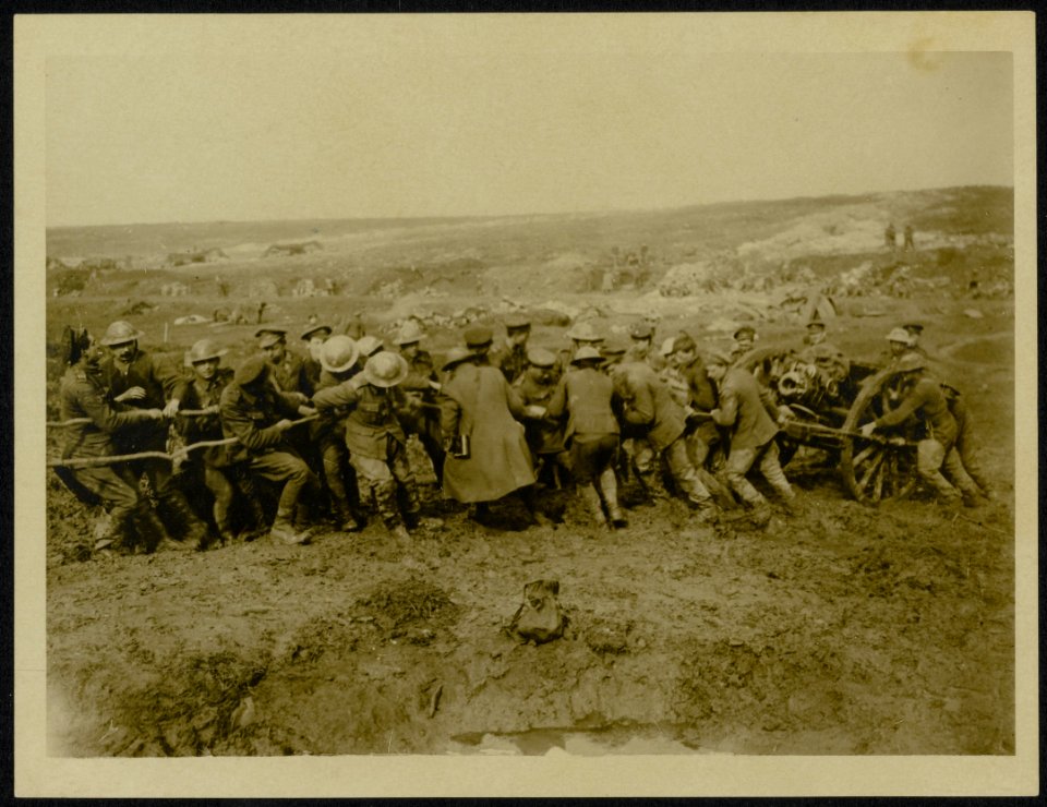 Setting a field gun into position., Bestanddeelnr 158-0044