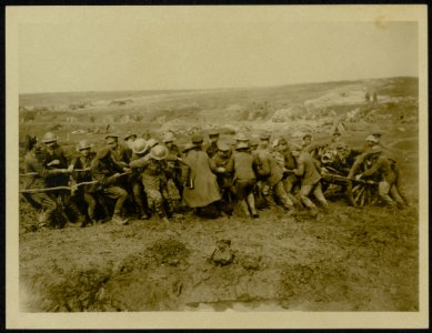 Setting a field gun into position., Bestanddeelnr 158-0044