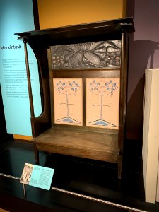 Settle, part of the Mackintosh exhibit, Vienna Secesson exhibition 1900, photo 1
