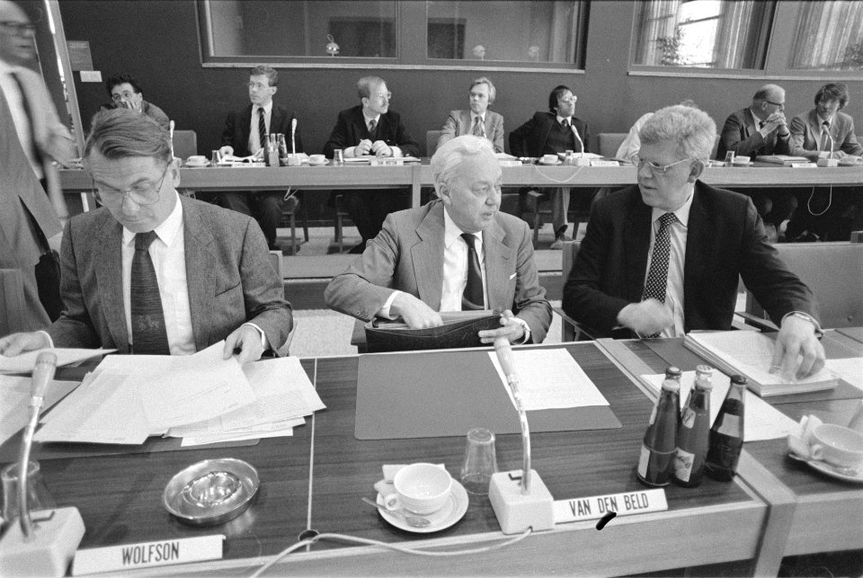 SER-vergadering v.l.n.r. Wolfson, Van de Beld en Duisenberg, Bestanddeelnr 932-9478